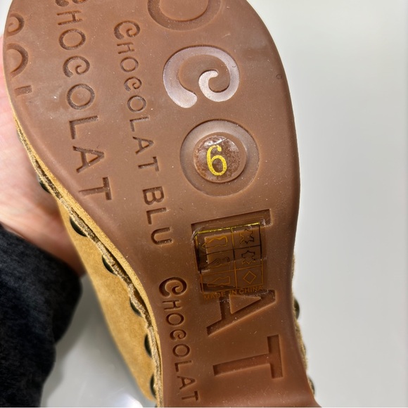 Chocolat Blu Gemini Scalloped Studded Tan Suede Heeled Clogs Size 6 - Picture 13 of 15